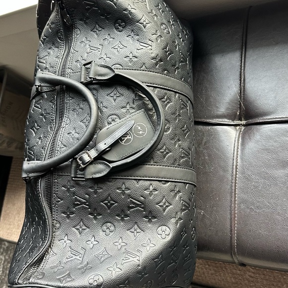 Louis Vuitton Black Duffel Bag with Monogram Pattern and Leather Material - Picture 2 of 10